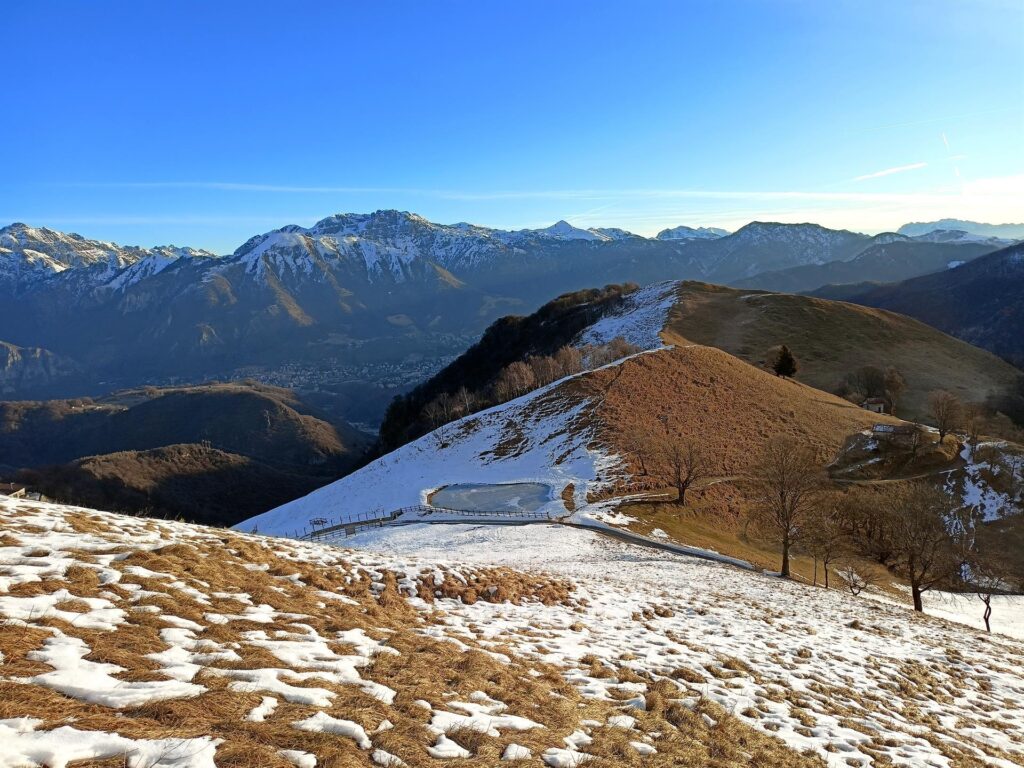 Iniziamo a salire in cresta: sotto di noi il laghetto dell'Alpe Muscera