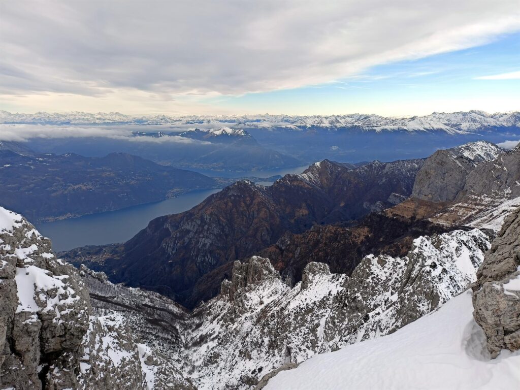 Vista verso Bellagio e i due rami del lago di Como. Oggi la vista spazia fino al Cervino