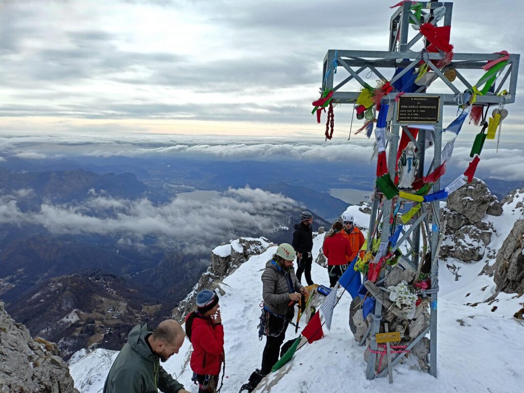 La truppa con la croce di vetta