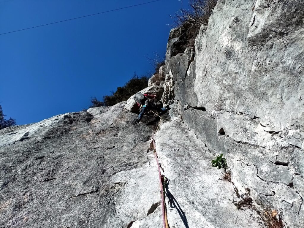 Gab impegnato sul passo di V+ del secondo tiro: si traversa sotto il tetto per poi uscire sfruttando la lama di sinistra