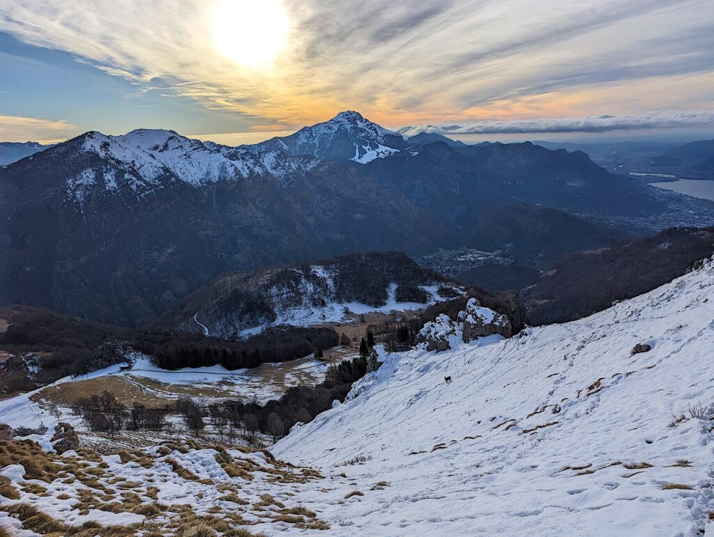 Sotto di noi, una serie di camosci attraversano i pendii innevati