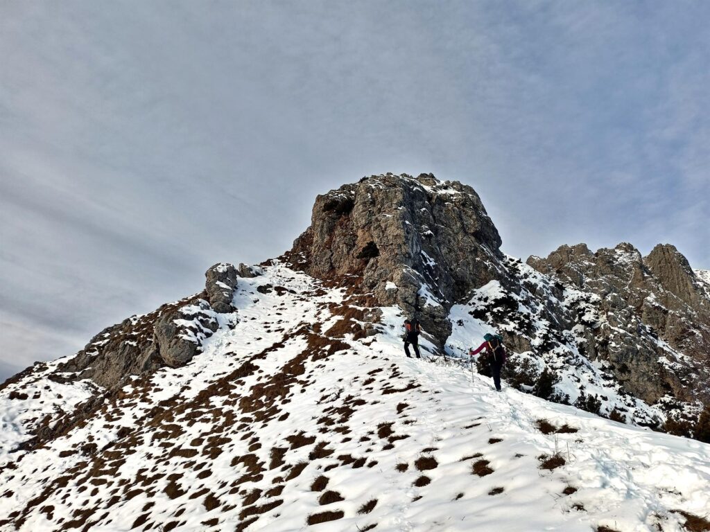 Dopo una mezz'ora arriviamo al primo gendarme roccioso