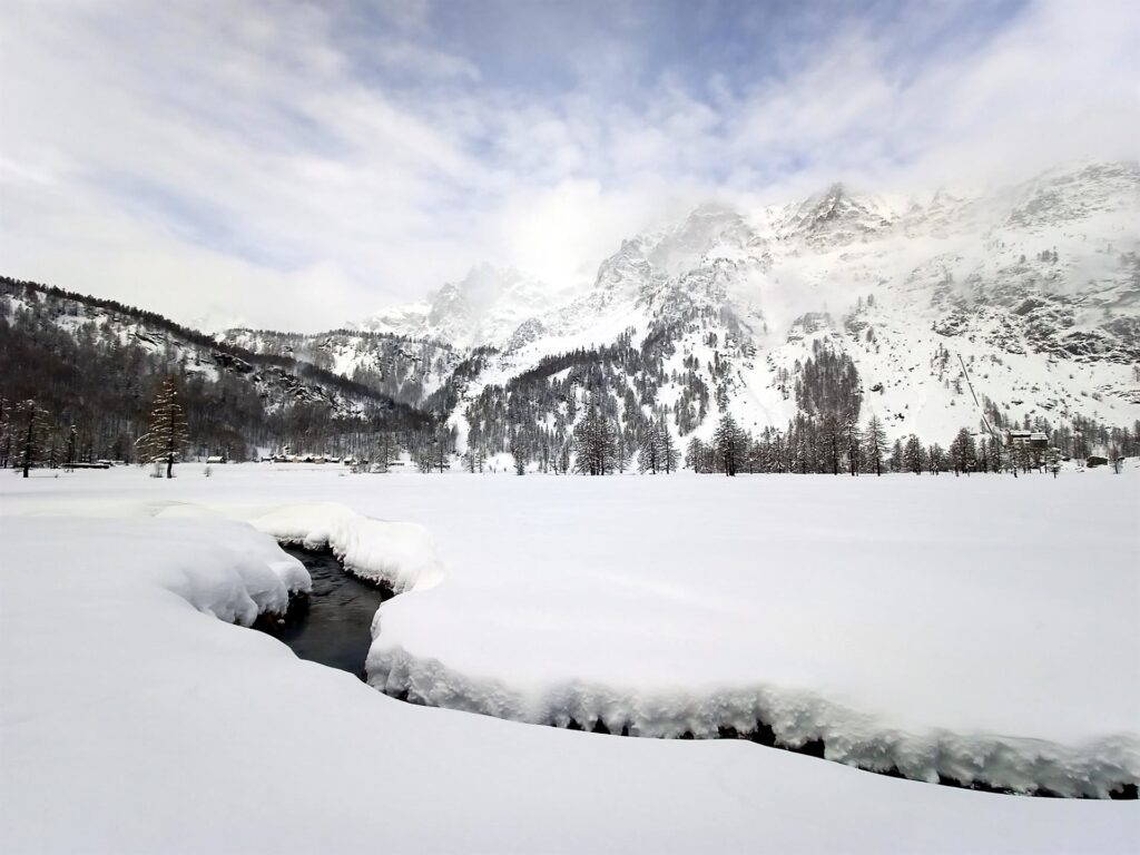 la piana dell&#039;Alpe Devero di prima mattina: ha appena nevicato