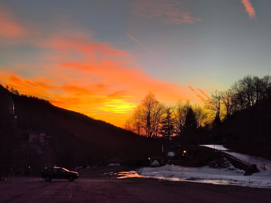 I brucianti colori dell'alba dal parcheggio del Santuario di Oropa