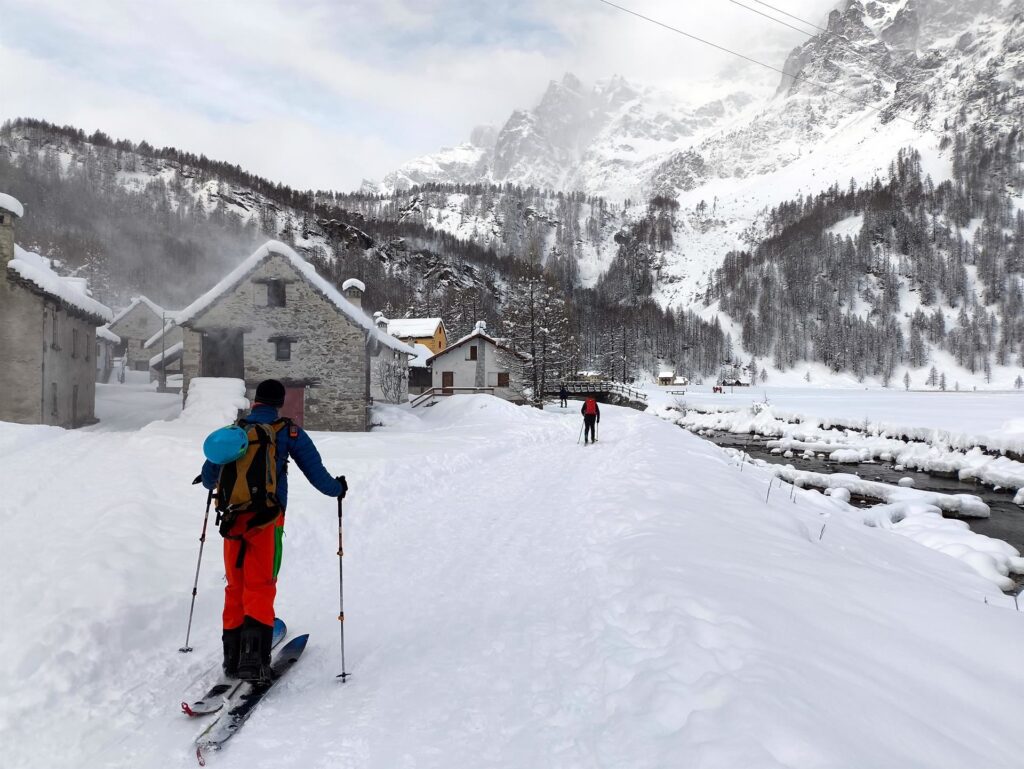 Attraversiamo Devero City in direzione dell&#039;attacco del Cazzola