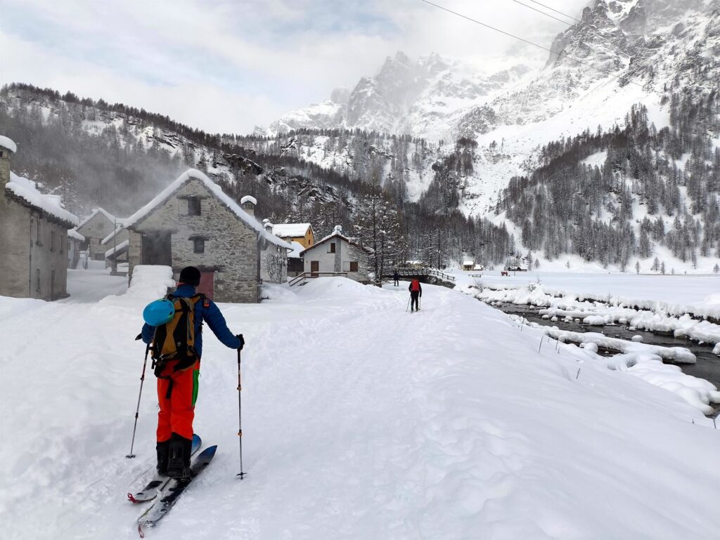 Attraversiamo Devero City in direzione dell'attacco del Cazzola