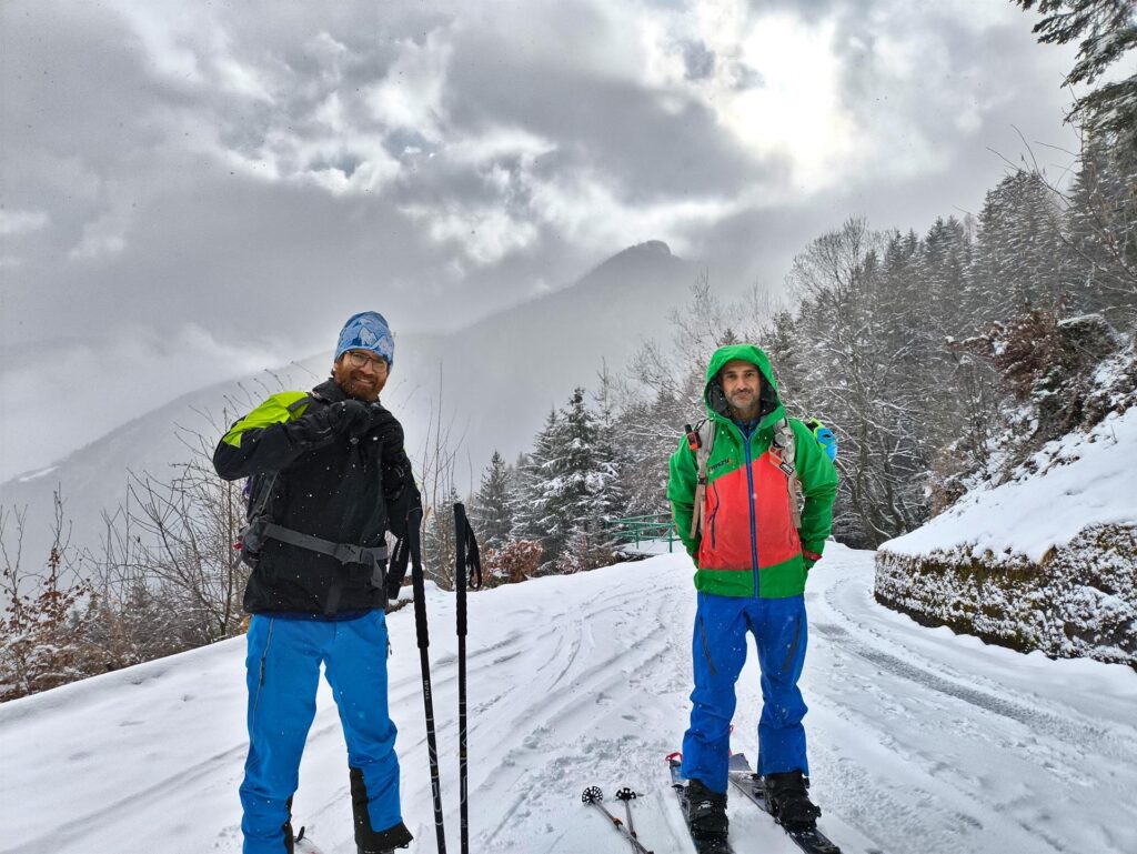 Lasciamo la macchina alla stanga e partiamo sotto una bella nevicata che ci permette di indossare gli sci dopo pochi metri