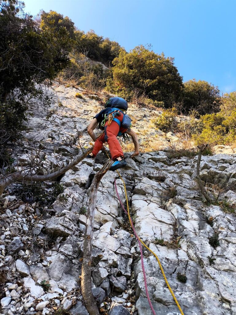 Il terzo tiro è una sorta di ravanaggio tra rocce rotte e qualche muretto fino alla sosta successiva