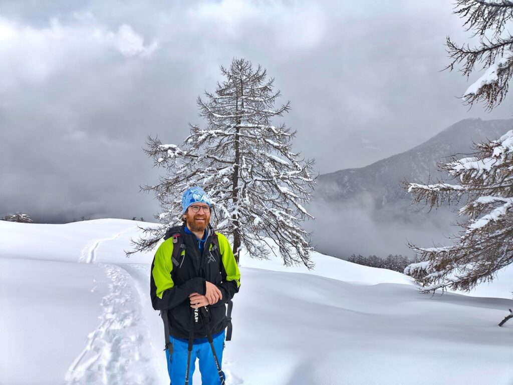 Tommaso sorridente si gode i bellissimi paesaggi dell'Alpe Culino