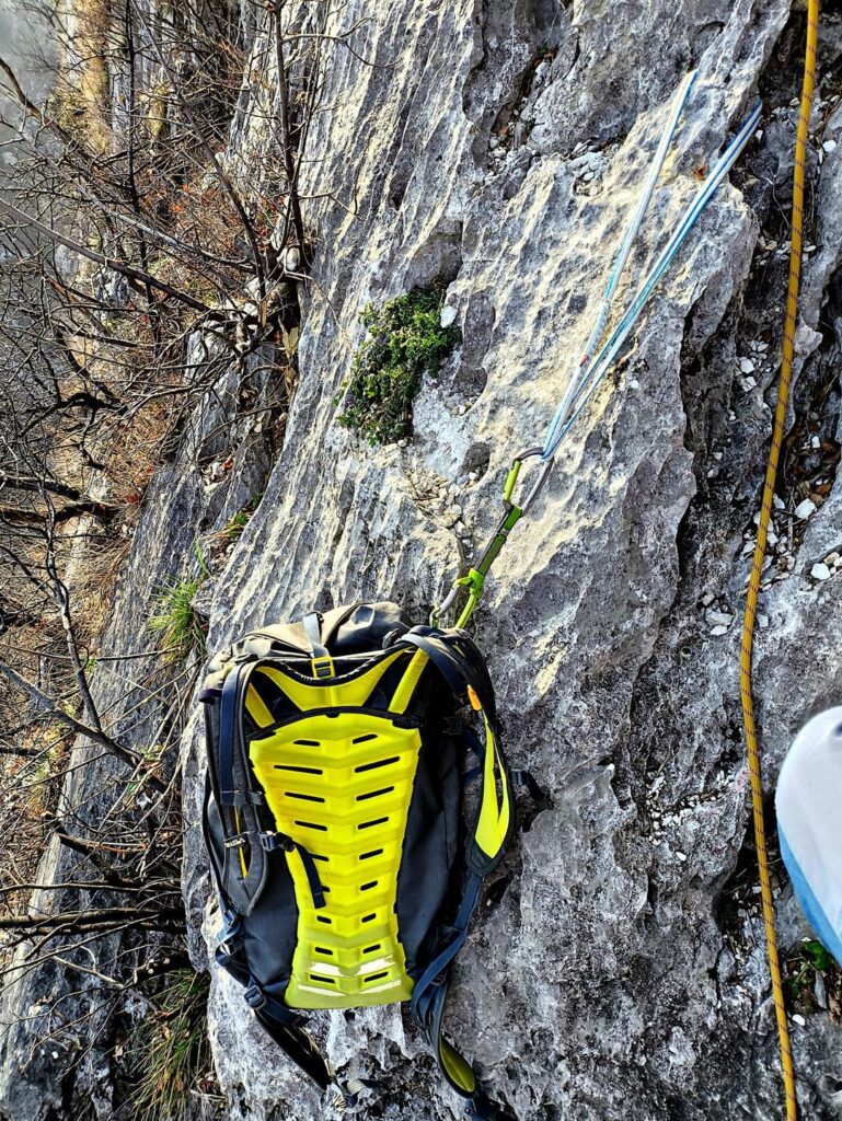 Zaino "in sosta" mentre aspettiamo che si liberino i tiri del terzo pilastro occupati da un'altra cordata