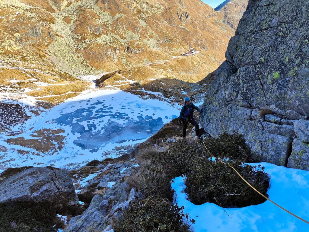 Erica raggiunge Gab alla sosta del primo tiro con il bel lago del Mucrone sullo sfondo