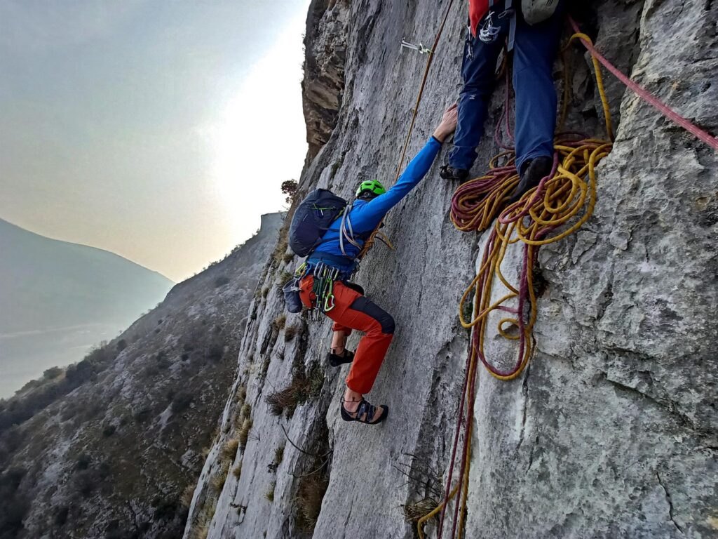 Parte Beach sul traverso del nono tiro e decide di stare un paio di metri più basso dove i piedi sembrano migliori per fare il passo