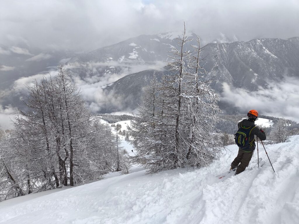 Siamo al limite del bosco e da qui in avanti ci sono accumuli troppo importanti. Decidiamo quindi di fermarci