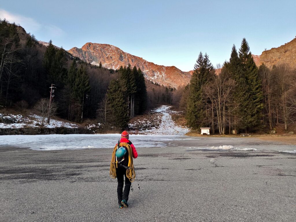 Ci incamminiamo lungo l&#039;ex pista di discesa, bella ghiacciata, con il Mucrone sullo sfondo