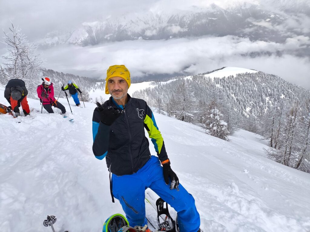 Paolino sorridente si prepara per la promettente discesa