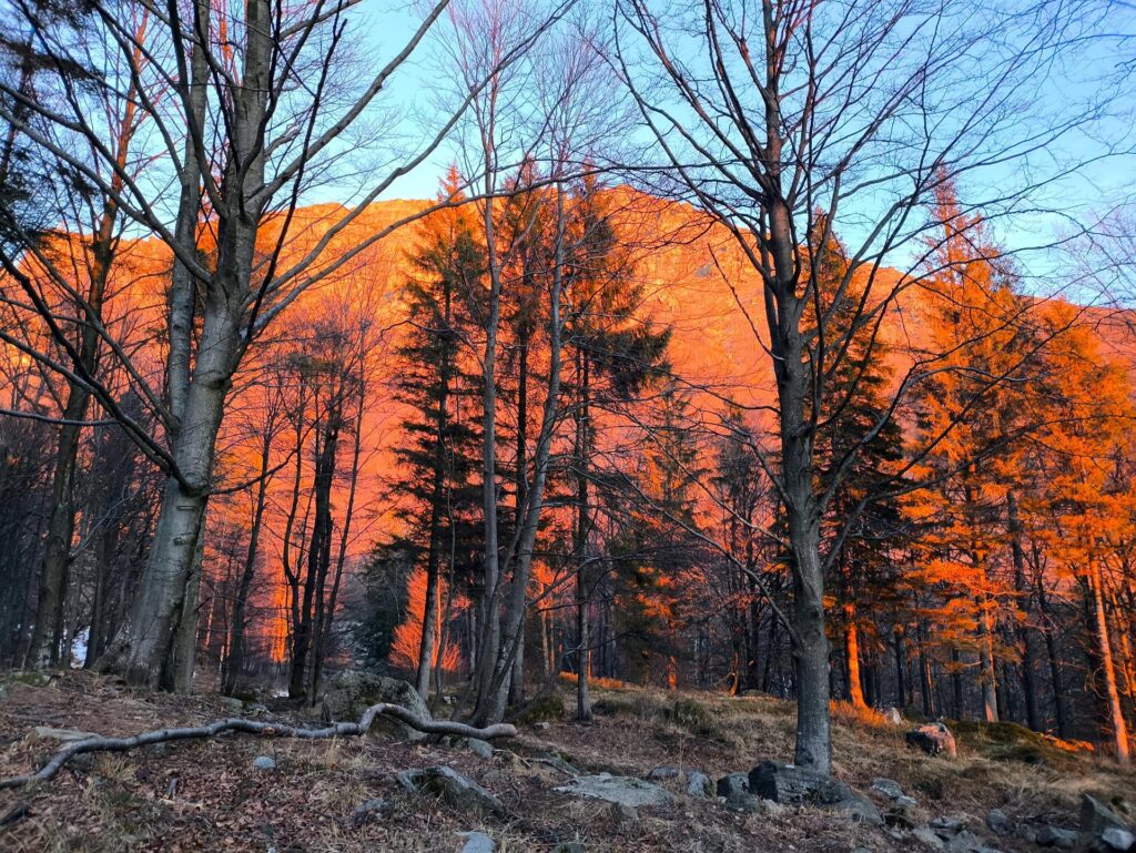 Le montagne tutto attorno sembrano infuocate dai colori dell'alba