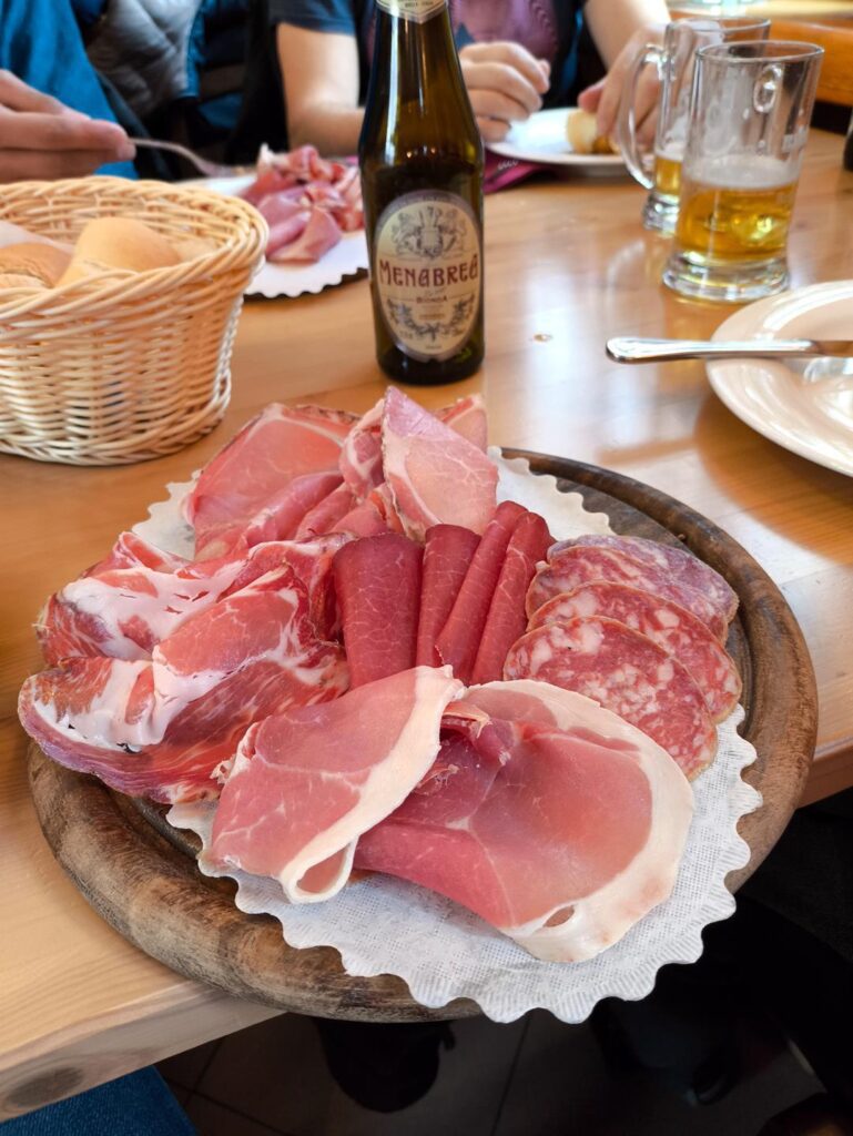 Meritata merenda a base di birra e salumi nel ristorante vicino al Santuario