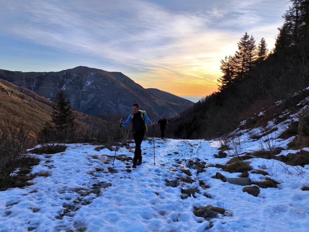 Paolino e il Niggah cercano di stare in piedi sul ghiaccio del sentiero