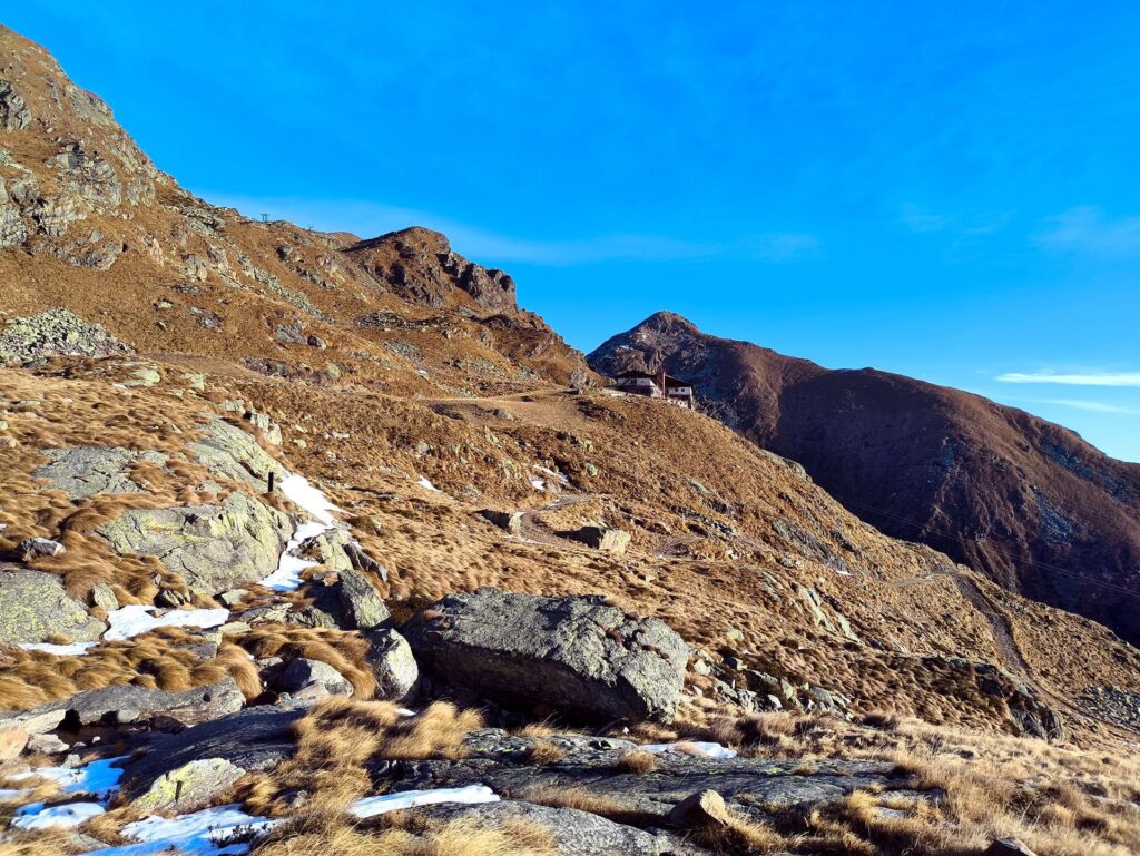 Lasciamo alla nostra destra il rifugio Savoia e l'arrivo degli ex impianti di Oropa