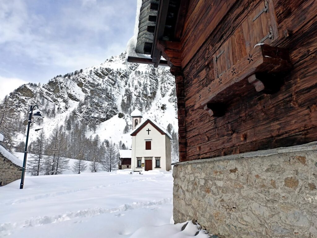 la chiesa di Crampiolo nella neve