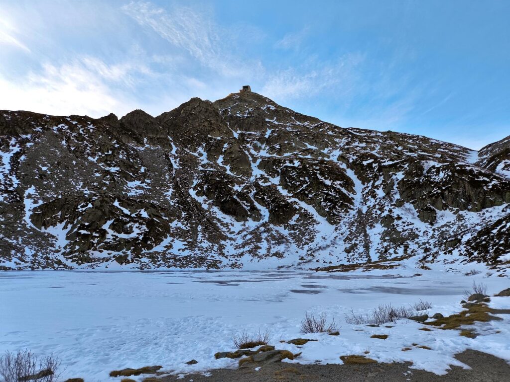 Ed eccoci finalmente di fronte alla nostra meta: la nord del Mucrone e il suo lago gelato