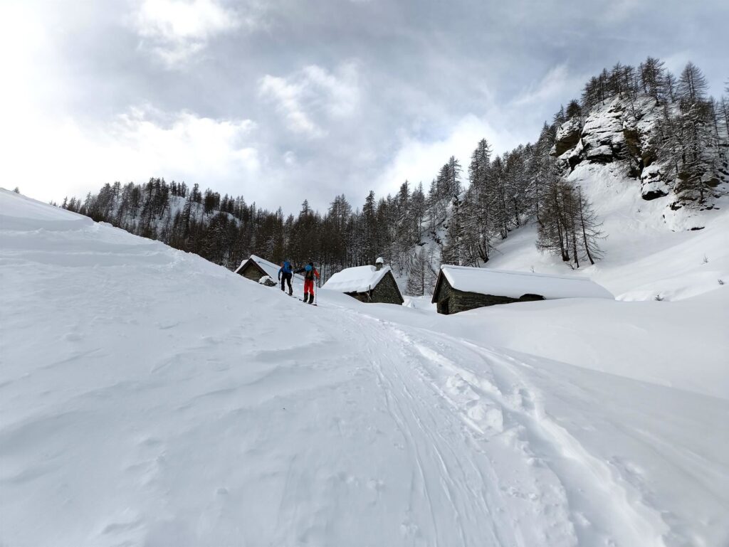 La piana con le tre casette di pietra che si incontra a due terzi di salita