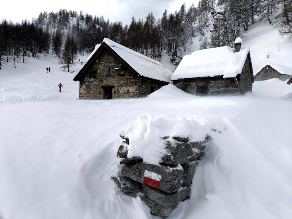 Le tipiche casette ossolane cariche della neve appena caduta