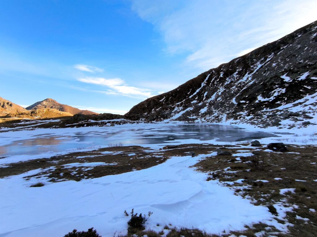 Aggiriamo il lago di Mucrone dal lato destro