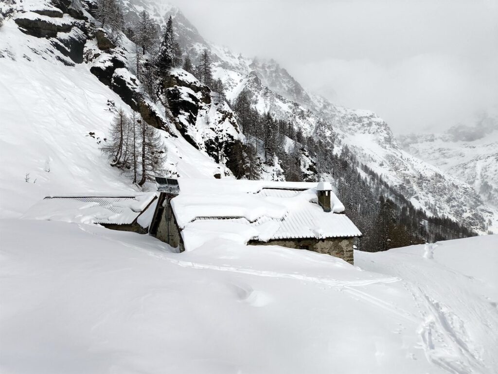 Salutiamo il piccolo borgo e procediamo verso la cima