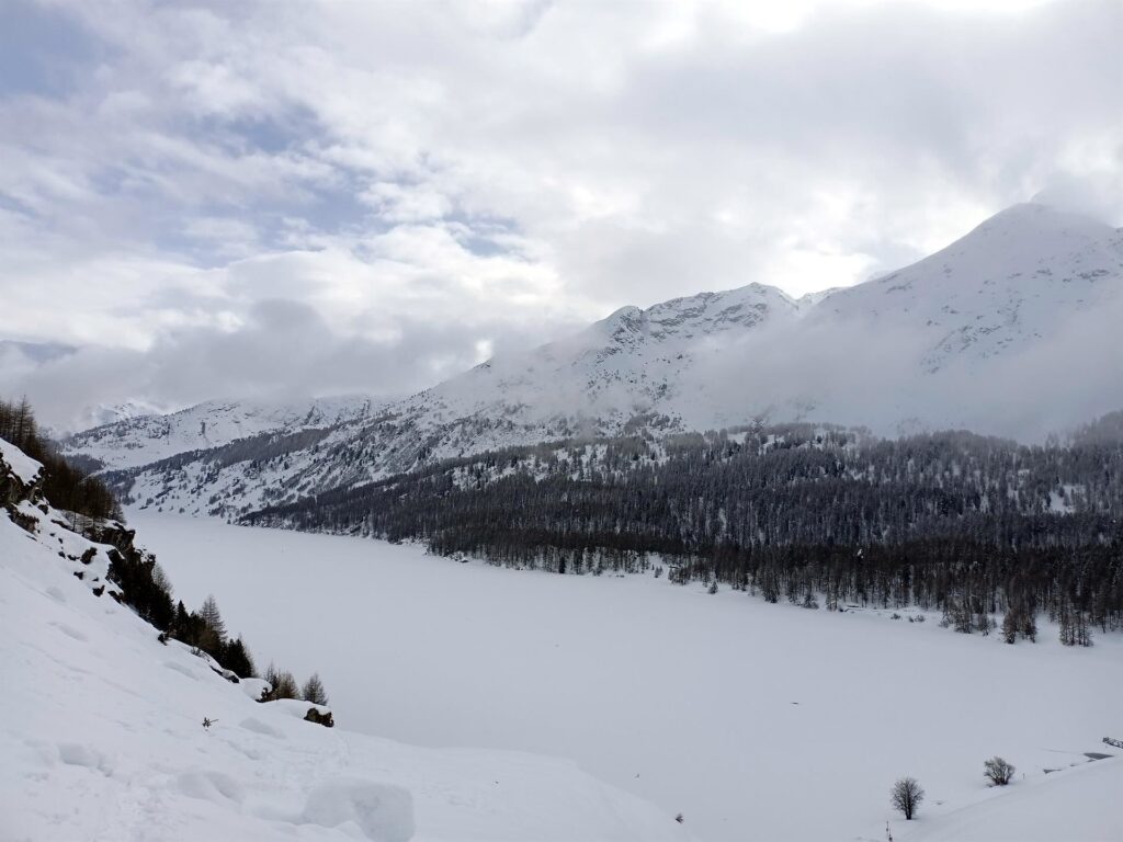 Il Lago di Sils visto dall'inizio del traverso per il Piz Lunghin