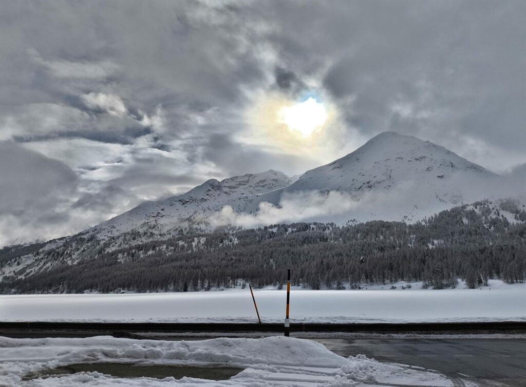 Controluce dal parcheggio con vista verso il lago di Sils