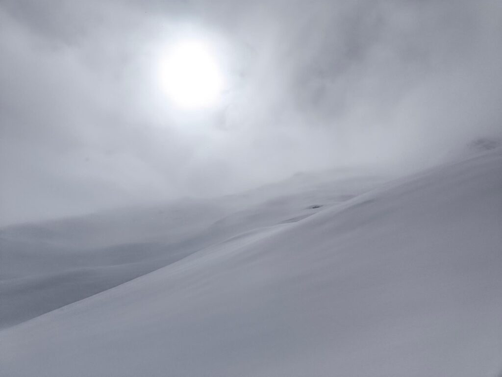 Ogni tanto si alzano le nuvole e la terra si fonde col cielo