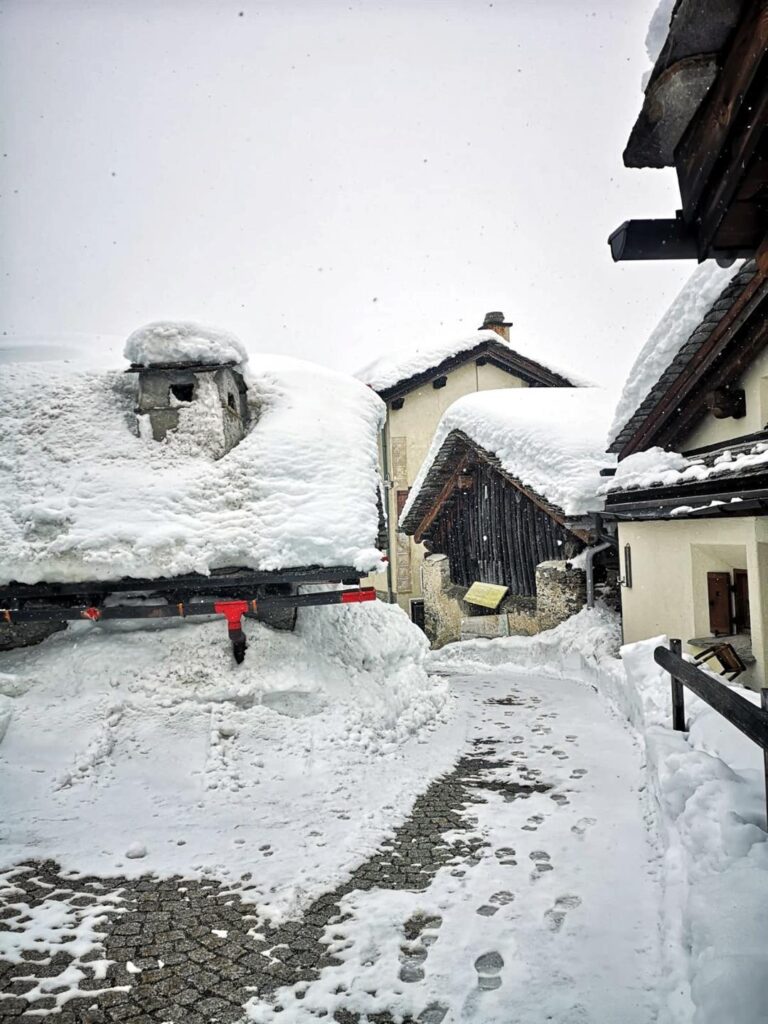 Il bel paesino con i tetti carichi di neve