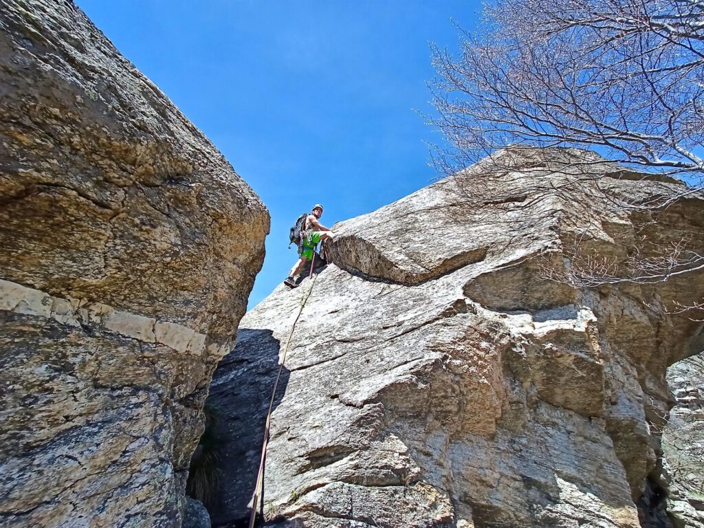 Si supera questo masso con facile passo, poi per terreno più appoggiato fino alla sosta successiva