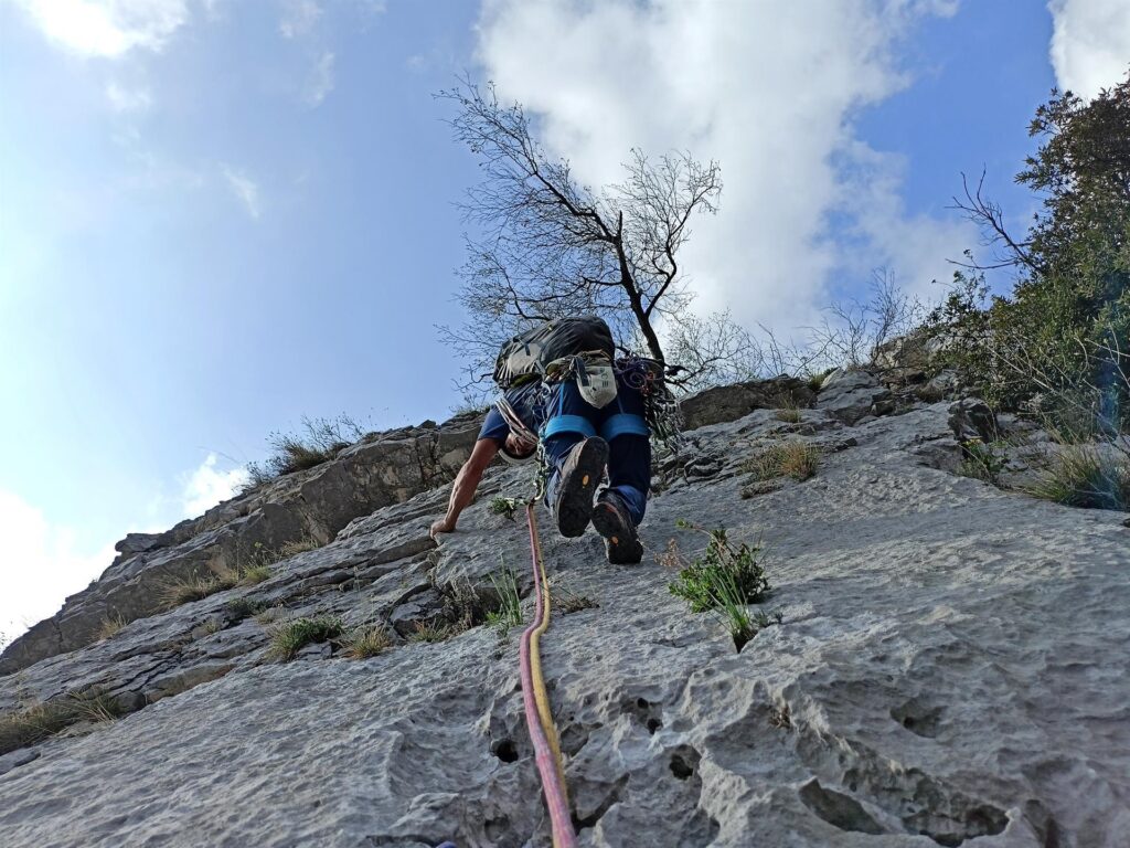 Gab sulla placchetta del quinto tiro della via dello Sperone, subito dopo il raccordo