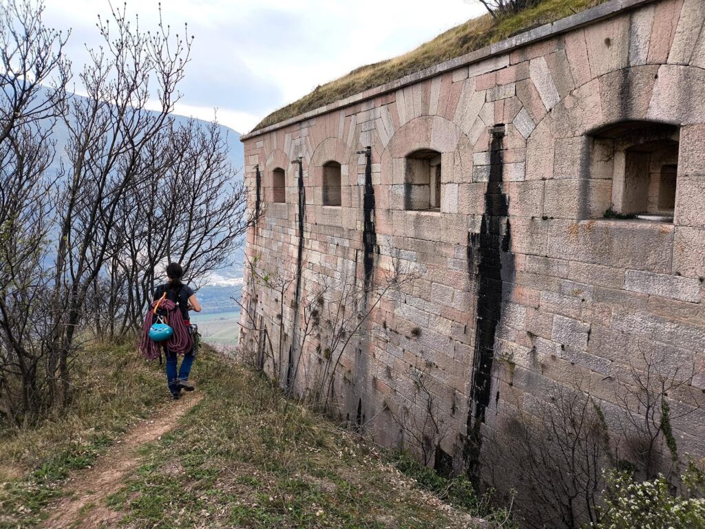 Usciti dalla via andiamo verso il Forte San Marco che si trova a pochi metri di distanza