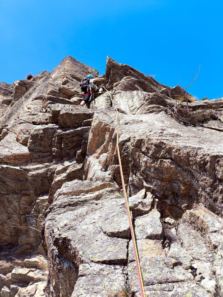 Erica affronta la rimontina di 5b del decimo e ultimo tiro