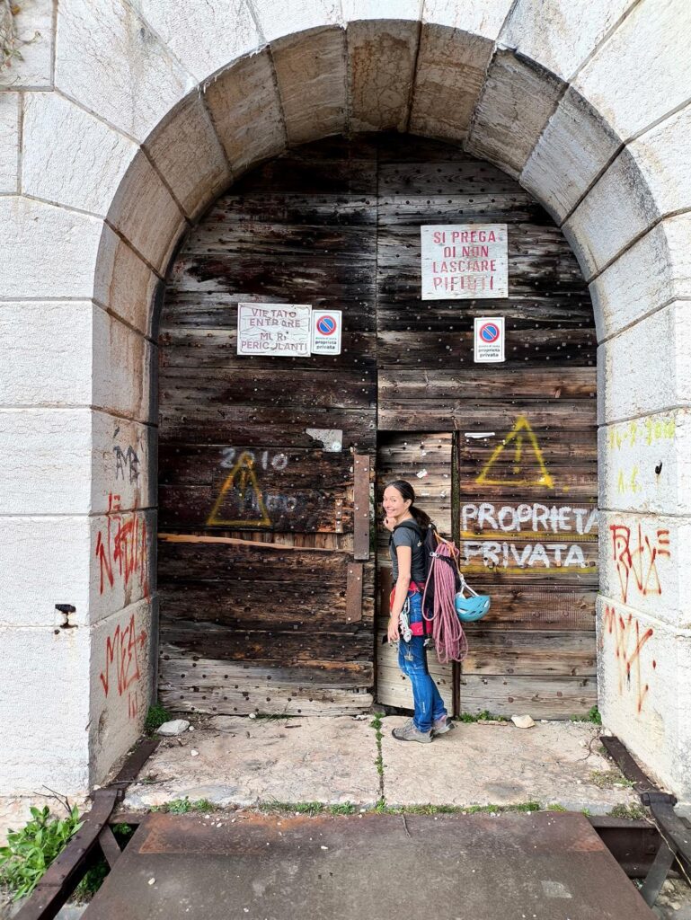 Ecco il portone d&#039;ingresso e i cartelli di divieto.....ma la porta era aperta e una sbirciata ci stava ;)