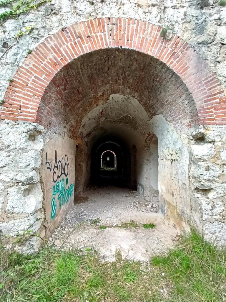 Uno dei numerosi tunnel dentro il forte