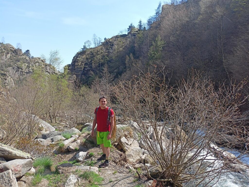 Dopo una ravanata abbastanza verticale su erba e sassi giungiamo nel letto del torrente dove il sentiero so sposta da un lato all'altro del fiume