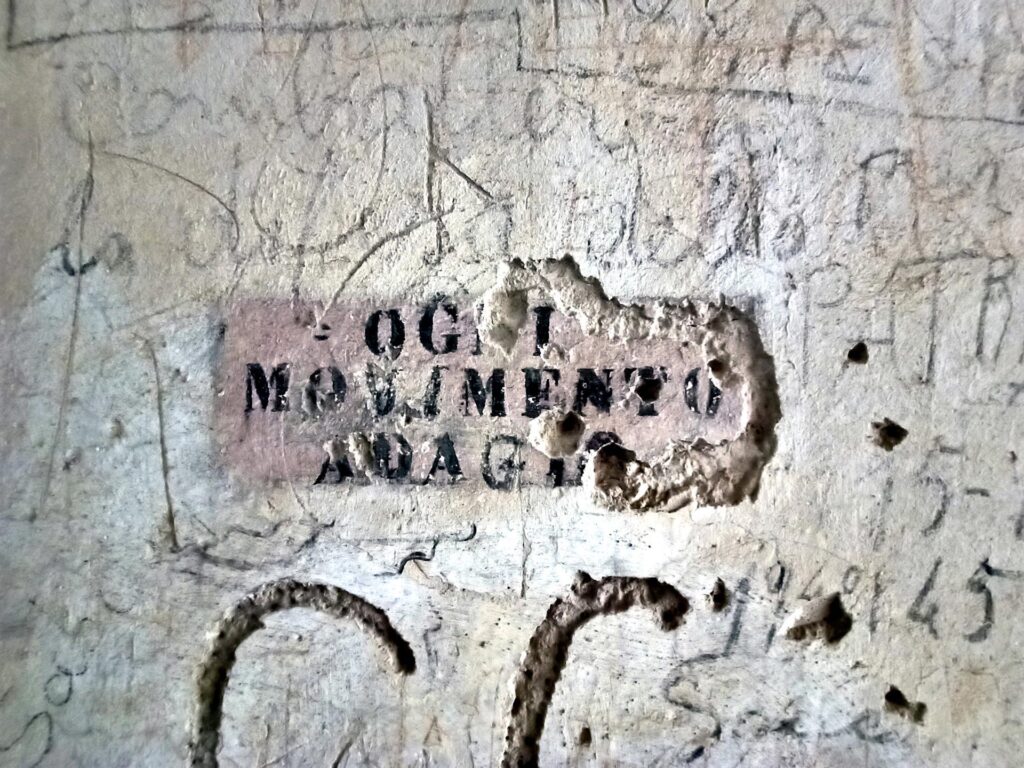 Una delle scritte originali rimaste sui muri del forte