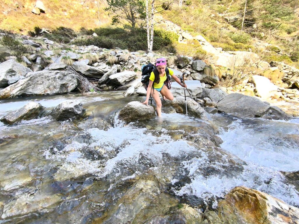 Sarà che è primavera ma il torrente è bello carico e questa cosa ci obbligherà a ben 5 guadi!