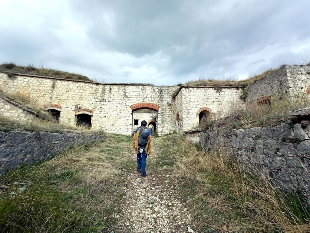 Il cortile principale all'interno del forte
