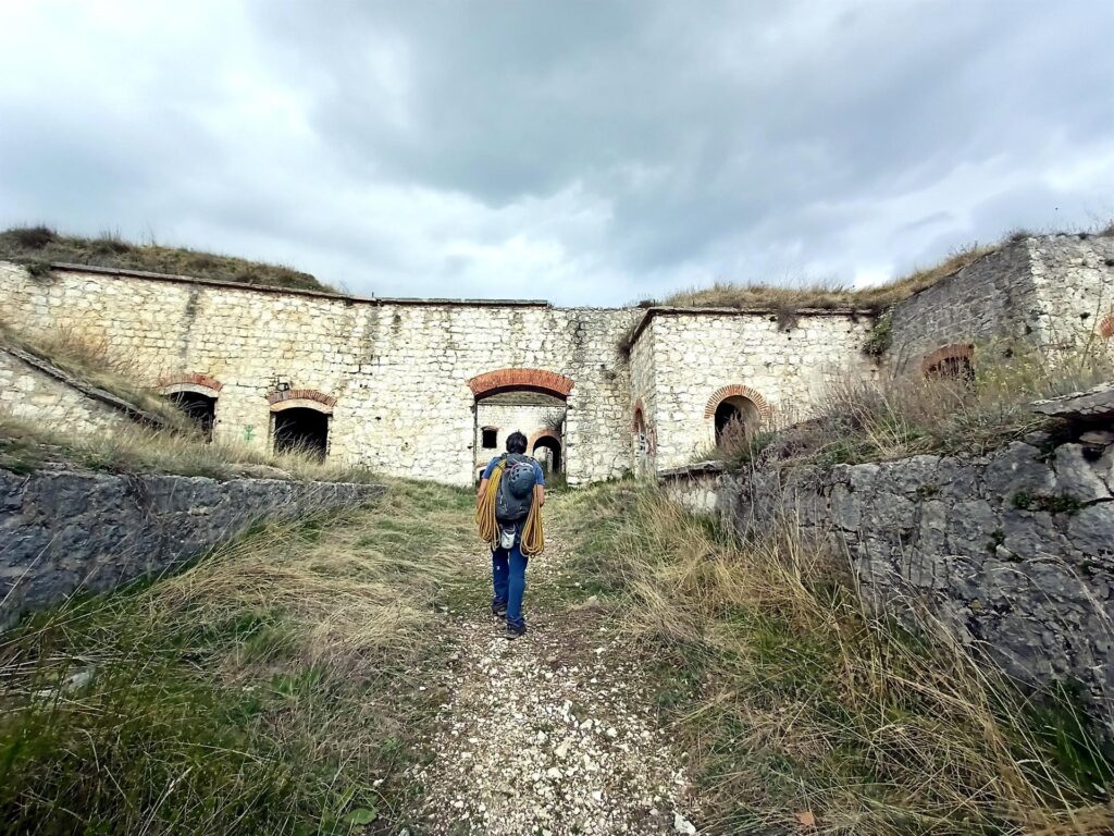 Il cortile principale all&#039;interno del forte