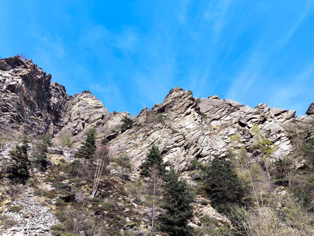 La nostra cresta vista dal letto del torrente Grandubbione