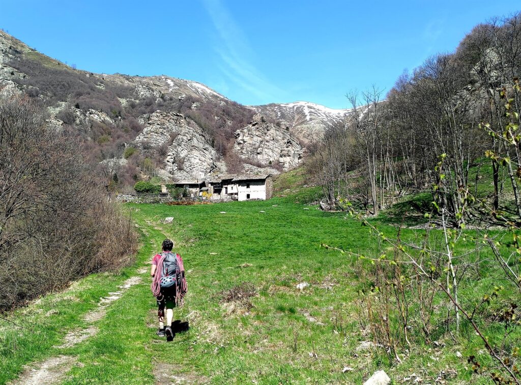 Si segue questa stradina fino all&#039;evidente bivio verso sinistra