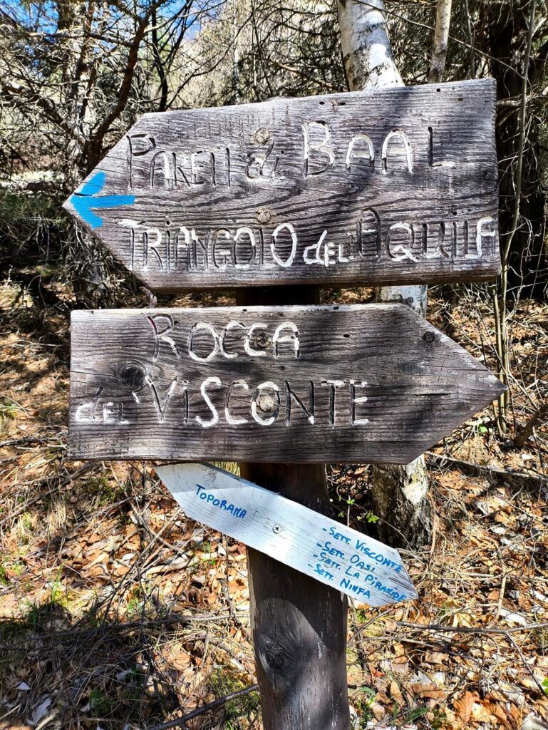 Tutti i settori sono indicati dai cartelli (a volte sbiaditi). Per la Rocca del Visconte tenere sempre la destra