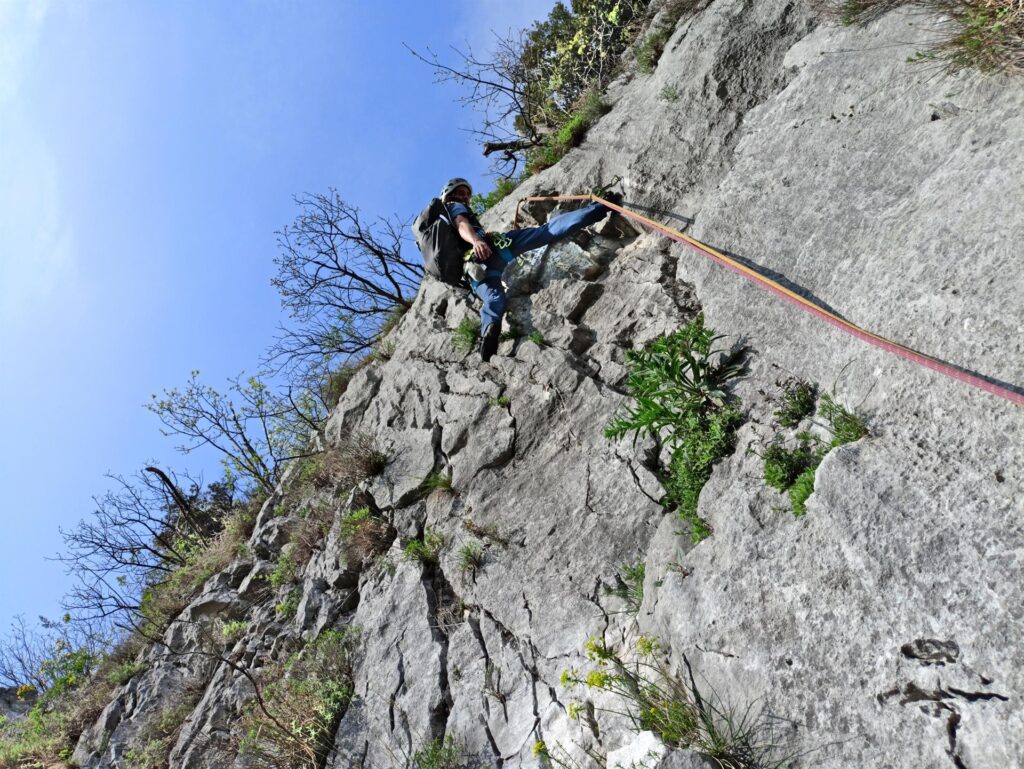 Gab sul facile strapiombino del secondo tiro (Livera)