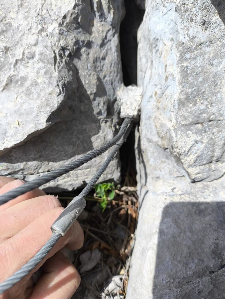 dadi preistorici ormai fusi con la roccia