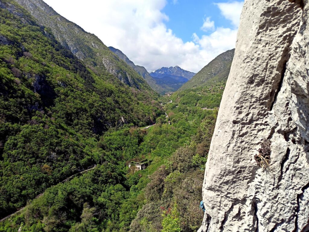 La vista verso la verdissima val di Ledro dalla sosta